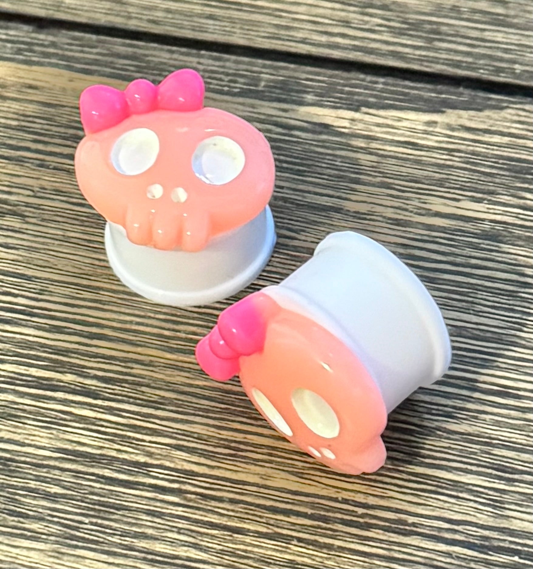 Peach Girlie Skull Ear Plugs