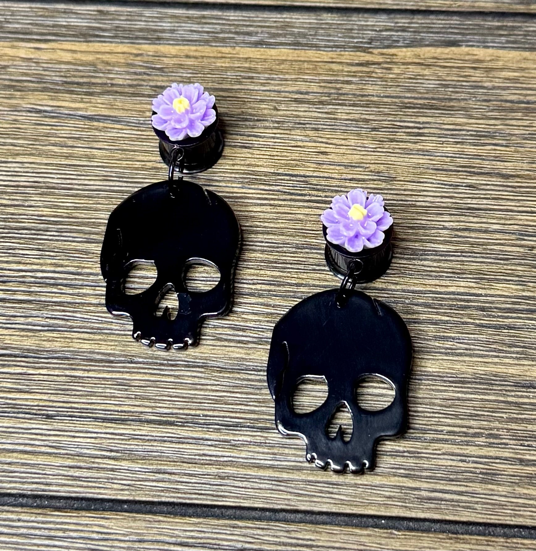 Black Skull with Flower Dangle Ear Tunnels
