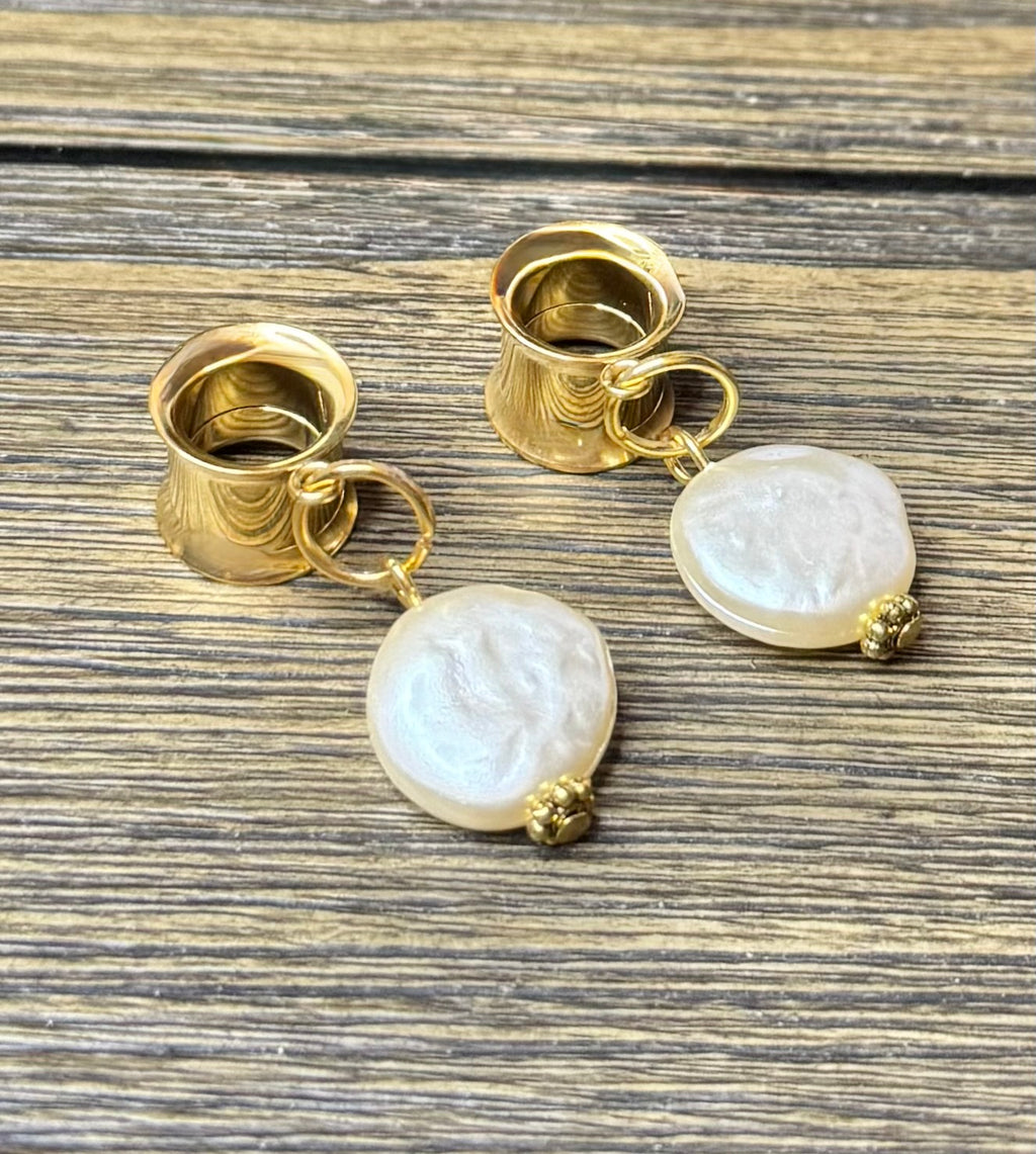 Flat Pearl Dangle Ear Tunnels