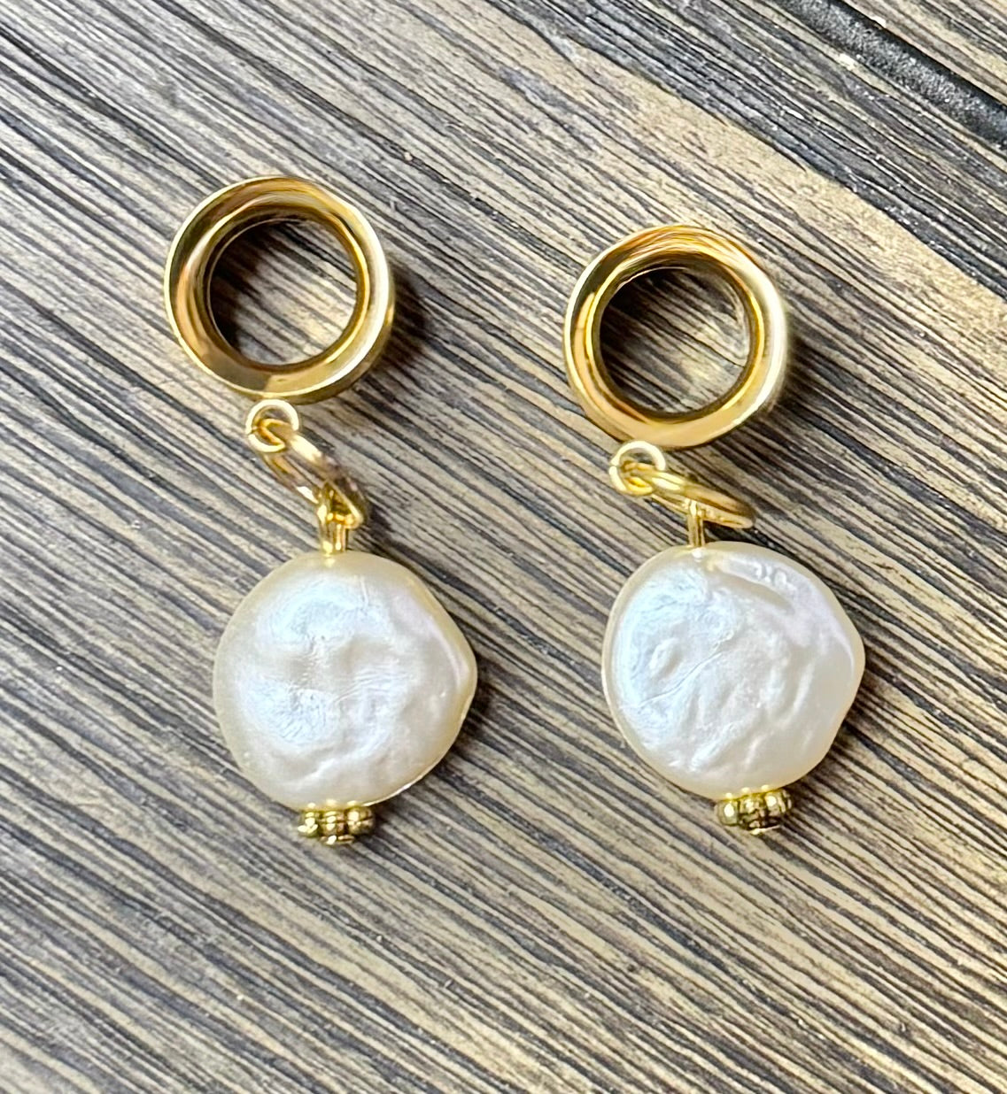 Flat Pearl Dangle Ear Tunnels