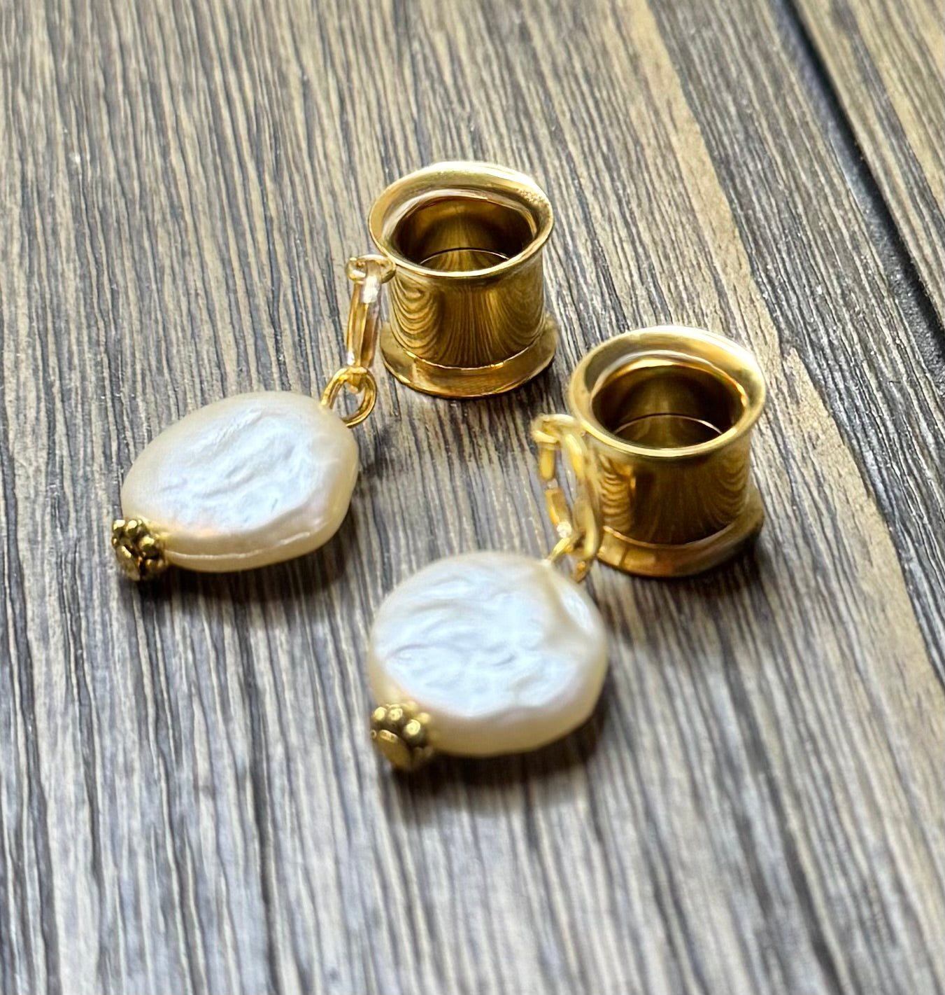 Flat Pearl Dangle Ear Tunnels